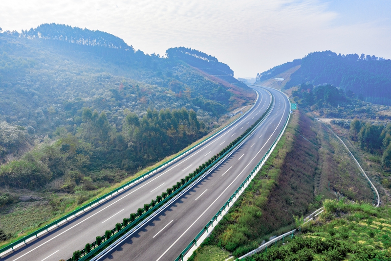 6.高速公路與群山相連，植被覆蓋率高，與原生態(tài)環(huán)境恢復(fù)有機(jī)結(jié)合.jpg