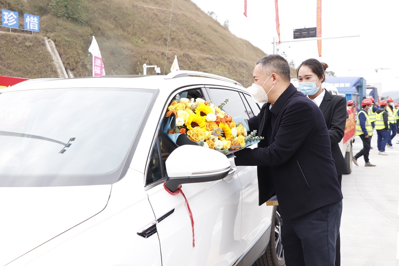 廣西新發(fā)展交通集團黨委書記、董事長陳開群為第一輛通車車輛送上鮮花.JPG