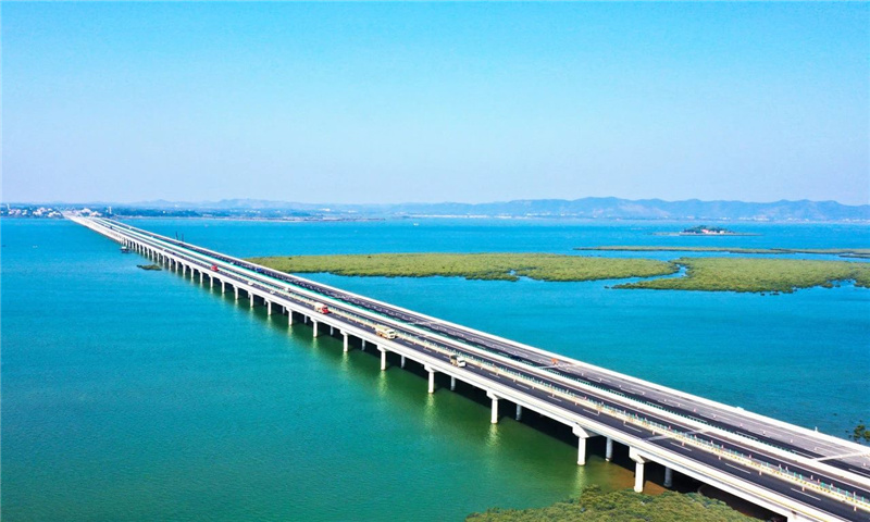 蘭州至?？诟咚俟窂V西欽州至北海段改擴建工程鐵山港跨海特大橋.jpg